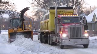 Opération de déneigement à Montréal [upl. by Yeliab]